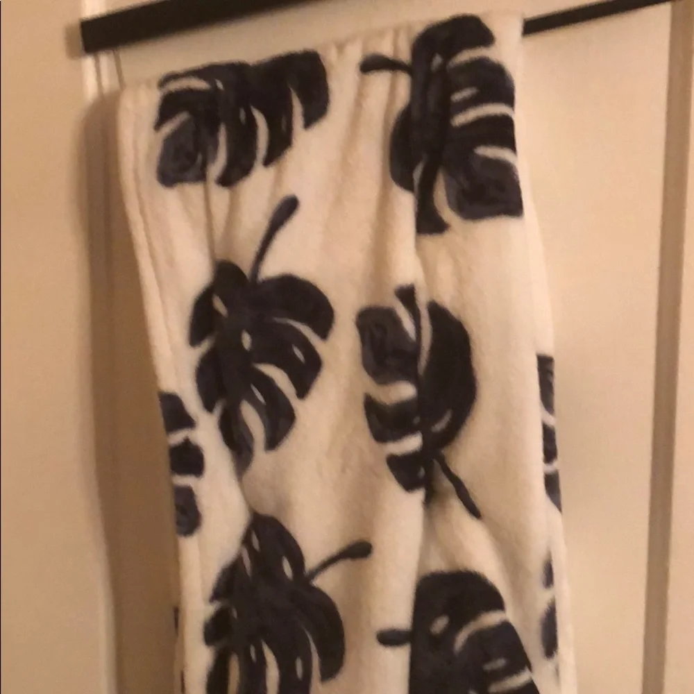 Betsey Johnson Ultra Soft Plush Throw Leaves Print 50in X 60in